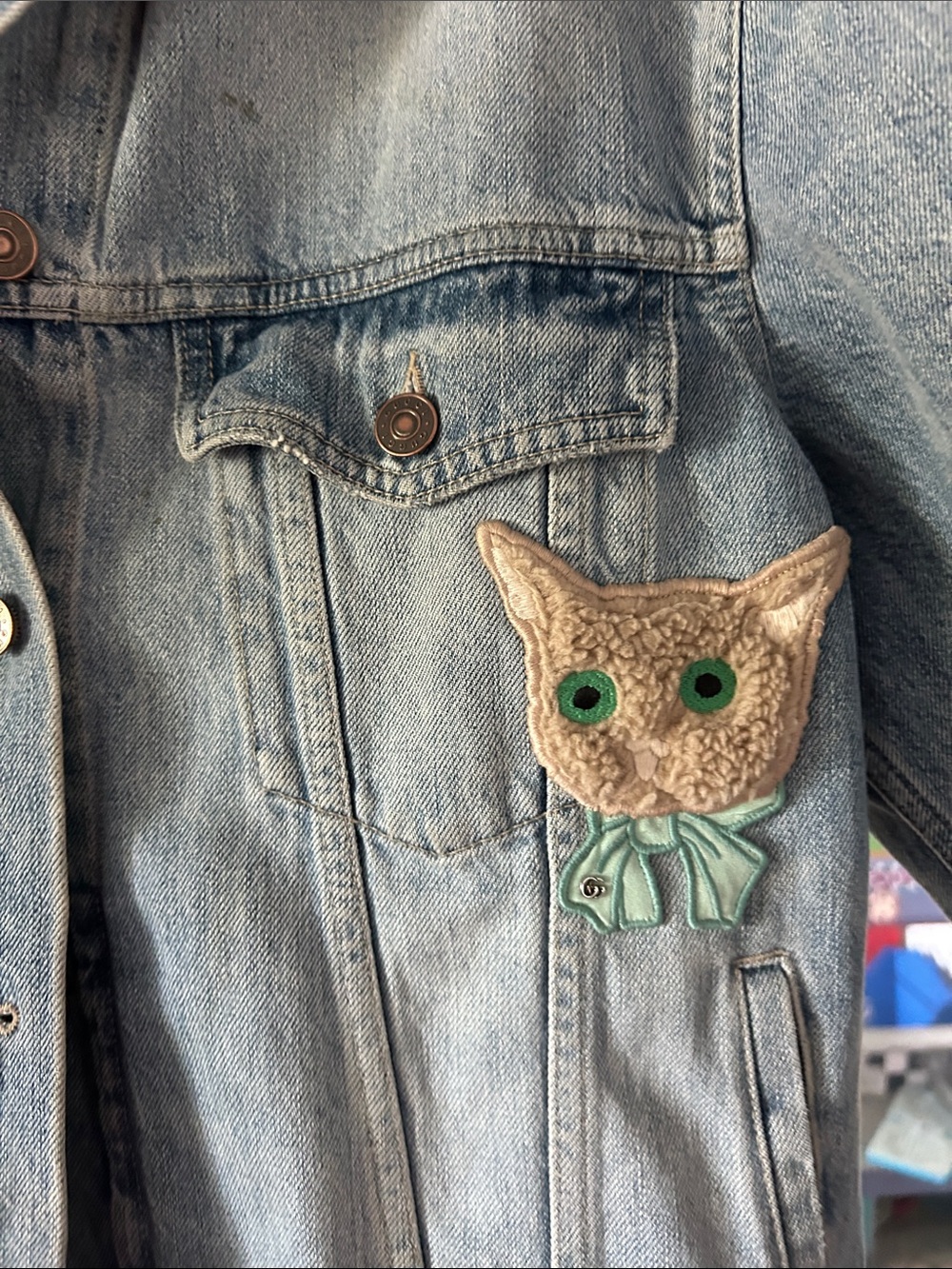 Gucci Light Wash Denim Jacket with Embroidered Cat Patch - Picture 9 of 16